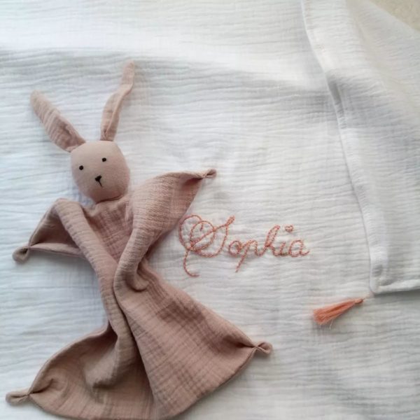 couverture bébé en gaze de coton blanc et rose , cadeau de naissance